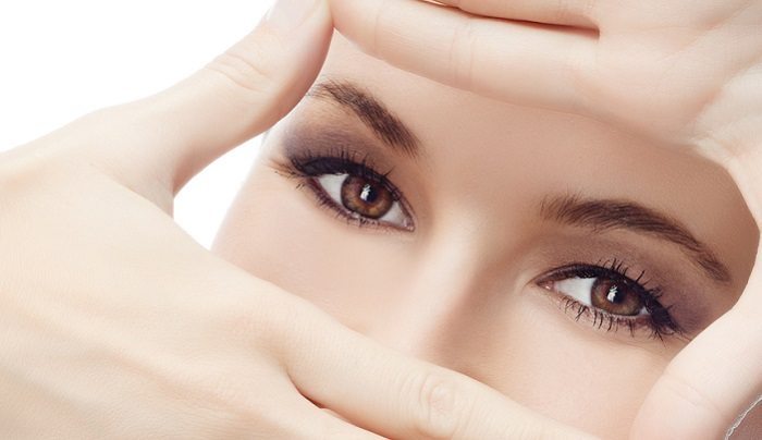 ¿Cómo evitar las arrugas del contorno de ojos?